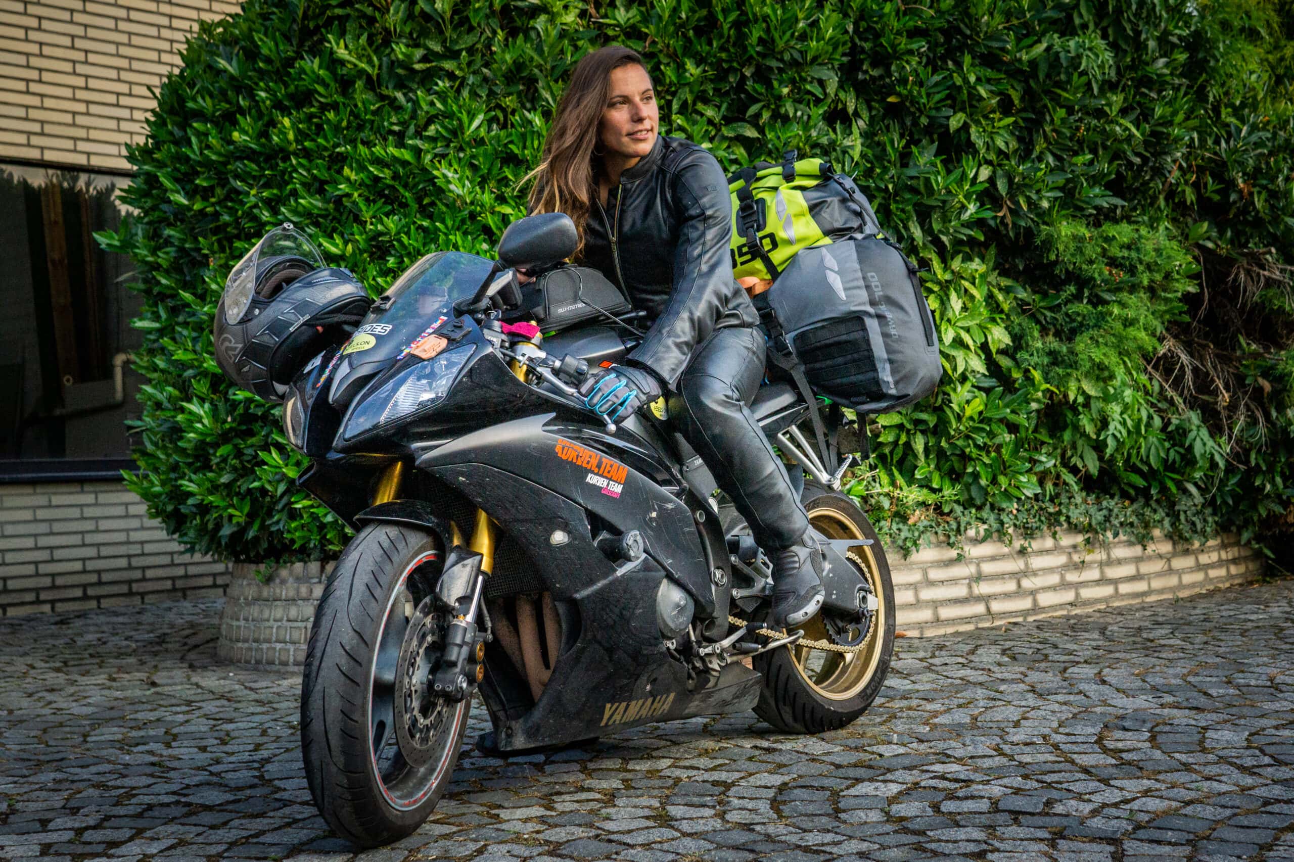 Auf Tour, auf dem Rundkurs und im Motorradalltag zeigt die IXS Aberdeen Lederkombi was sie kann. Die Motorrad-Lederkombi für Damen.