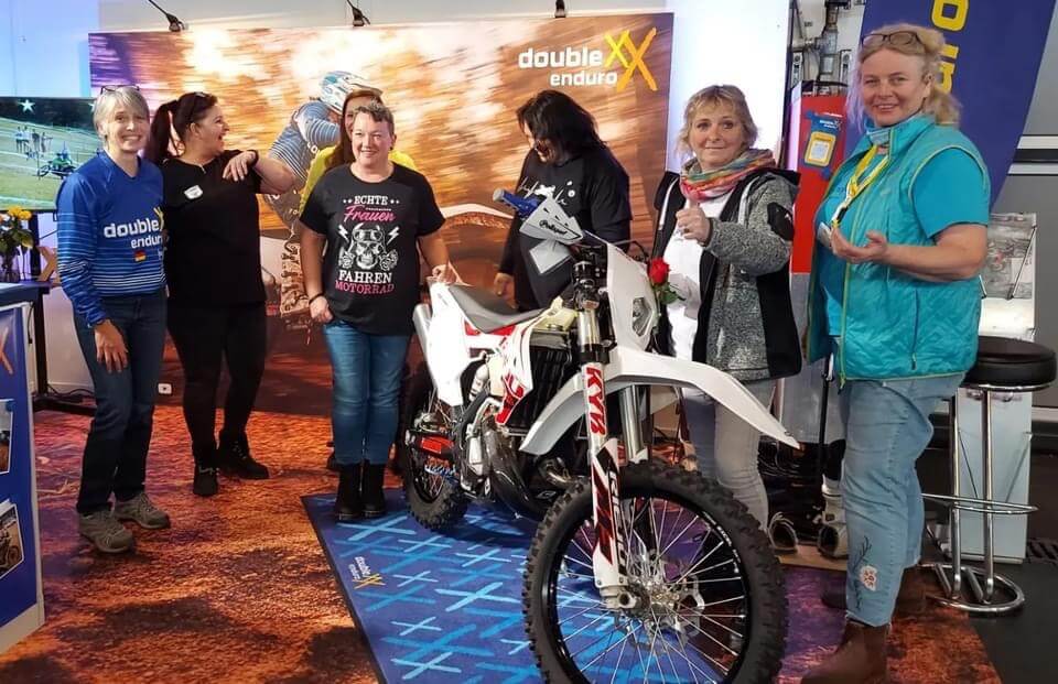 Meet & Greet mit dem SHE RIDES Team & Friends auf dem double xX Enduro Messestand von Almuth auf der Motorradwelt Bodensee 2024