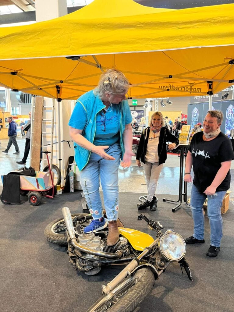 Motorradwelt Bodensee 2024: Motorradfrau Astrid am Nachbarstand voll in Action