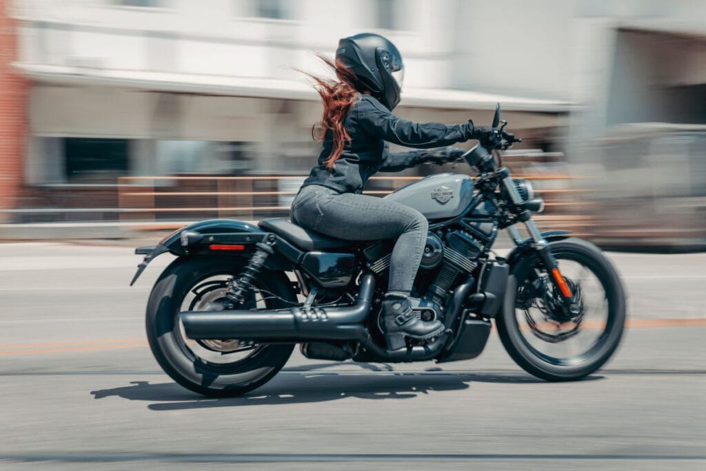 Motorräder Nightster mit Fahrerin