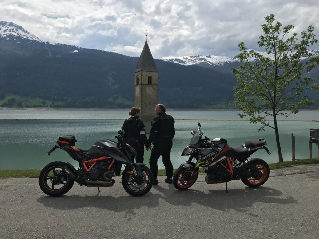Ingrid – Zwischen Mentaltraining, Maschine und Mindset 4 Motorräder vor dem See
