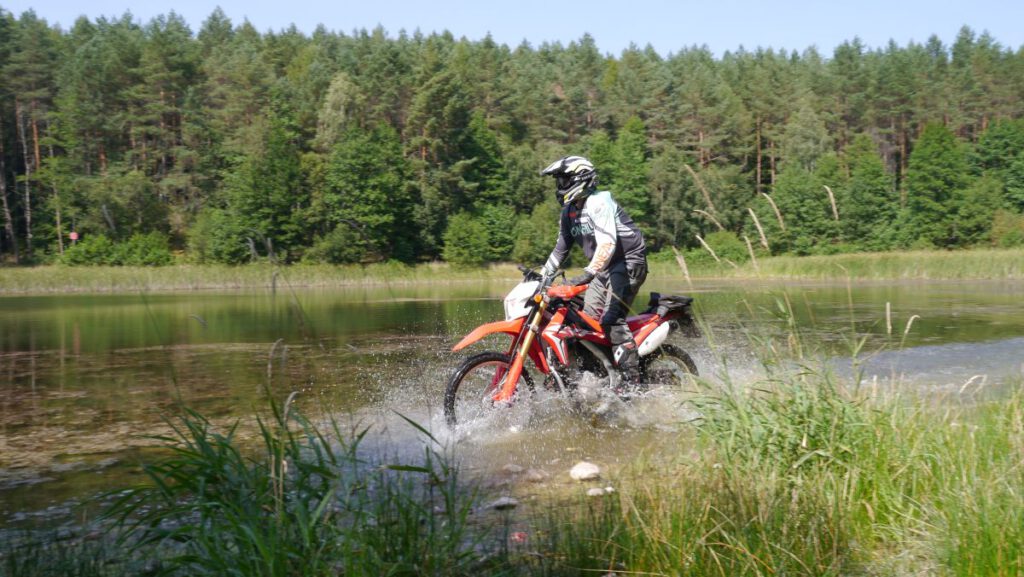 ENDURO IN POLEN / WESTPOMMERN – VERBOTEN GUT 9 Nahaufnahme Motorrad Sumpfgebiet Jochen Ehlers - ENDUROFUN TOURS