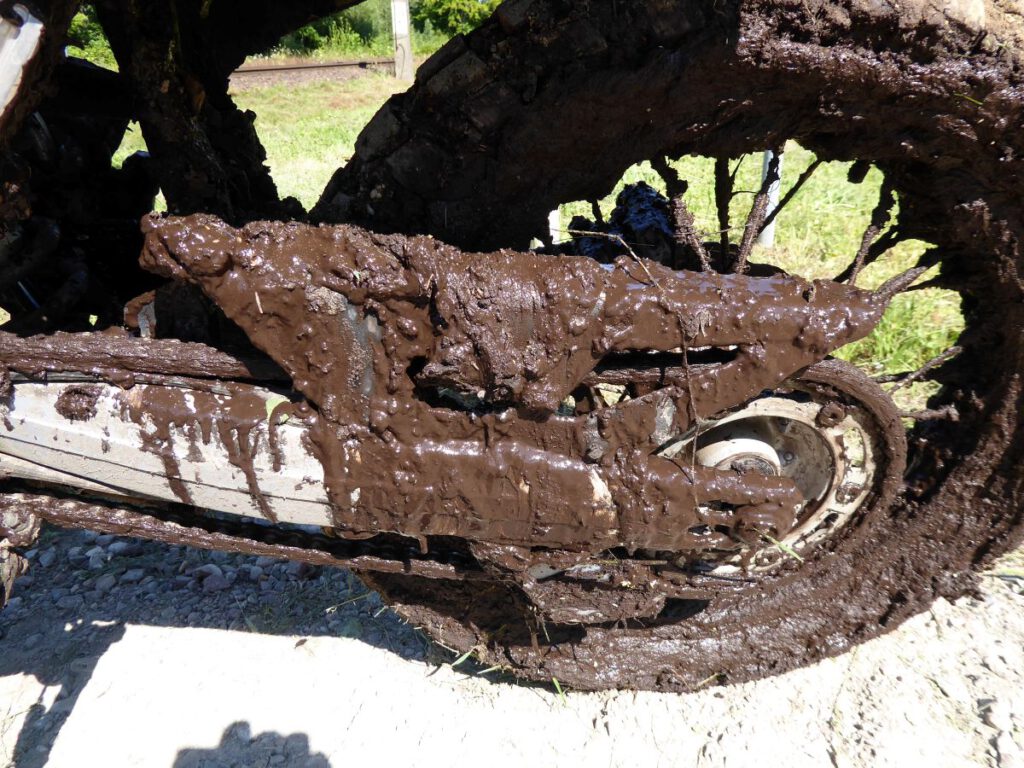 ENDURO IN POLEN / WESTPOMMERN – VERBOTEN GUT 8 Nahaufnahme Motorrad mit Dreck Jochen Ehlers - ENDUROFUN TOURS