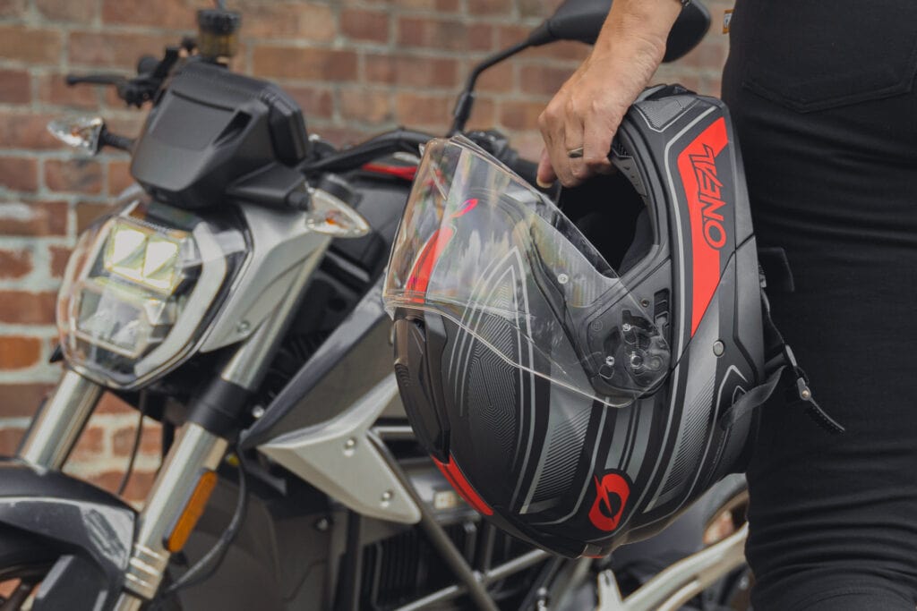Getestet: O'Neal M-SRS Klapphelm auf Tour und in der City 6 Wir haben den neuen Motorradhelm für Touren- & Adventure-Biker getestet. Der O'Neal M-SRS Klapphelm überzeugt und liegt unter 200 Euro.