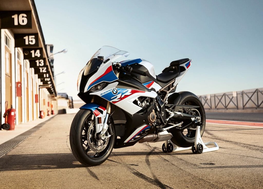 Mit der Markteinführung der neuen S 1000 RR werden in 2019 erstmals ab Werk ein M Paket sowie M Sonderausstattungen zur Verfügung stehen.