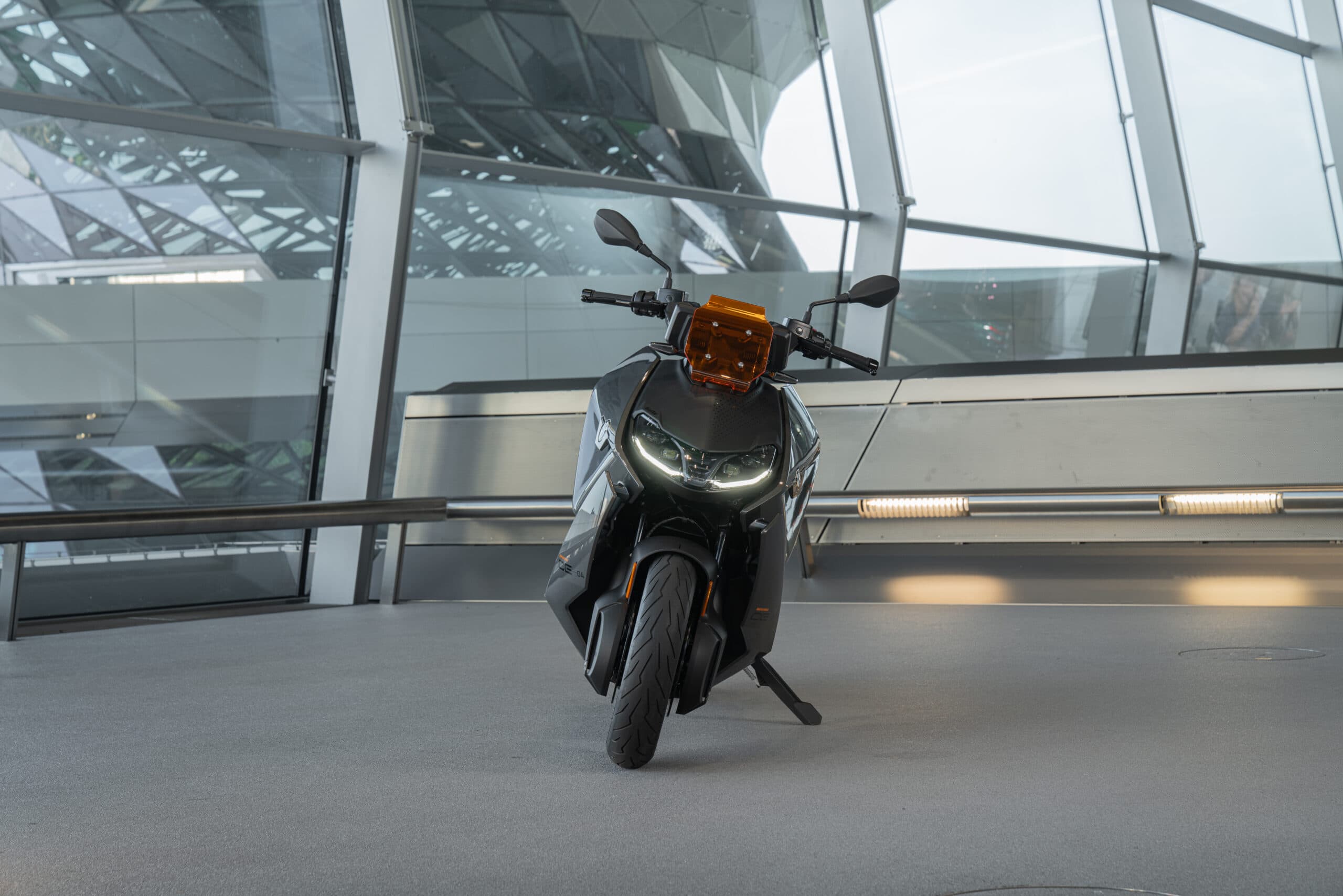Er verbindet Elektromobilität mit Emotionen und großem Fahrspaß. Der neue BMW CE 04 ist der neue elektrische Champion für die Stadt.