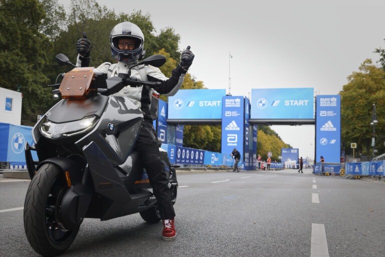 SHE RIDES Out mit dem BMW CE 04 auf der Berlin-Marathon-Strecke