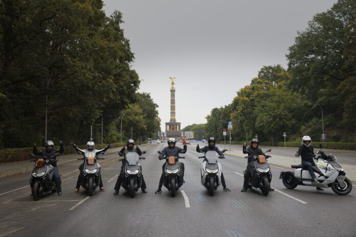 Scooterflotte fährt 4.153 Inlineskater:innen vorweg. SHE RIDES Out mit dem BMW CE 04 auf der Berlin-Marathon-Strecke. Motorrad-Community.
