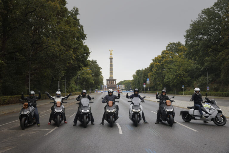 Community on Tour mit dem BMW CE 04 durch Berlin