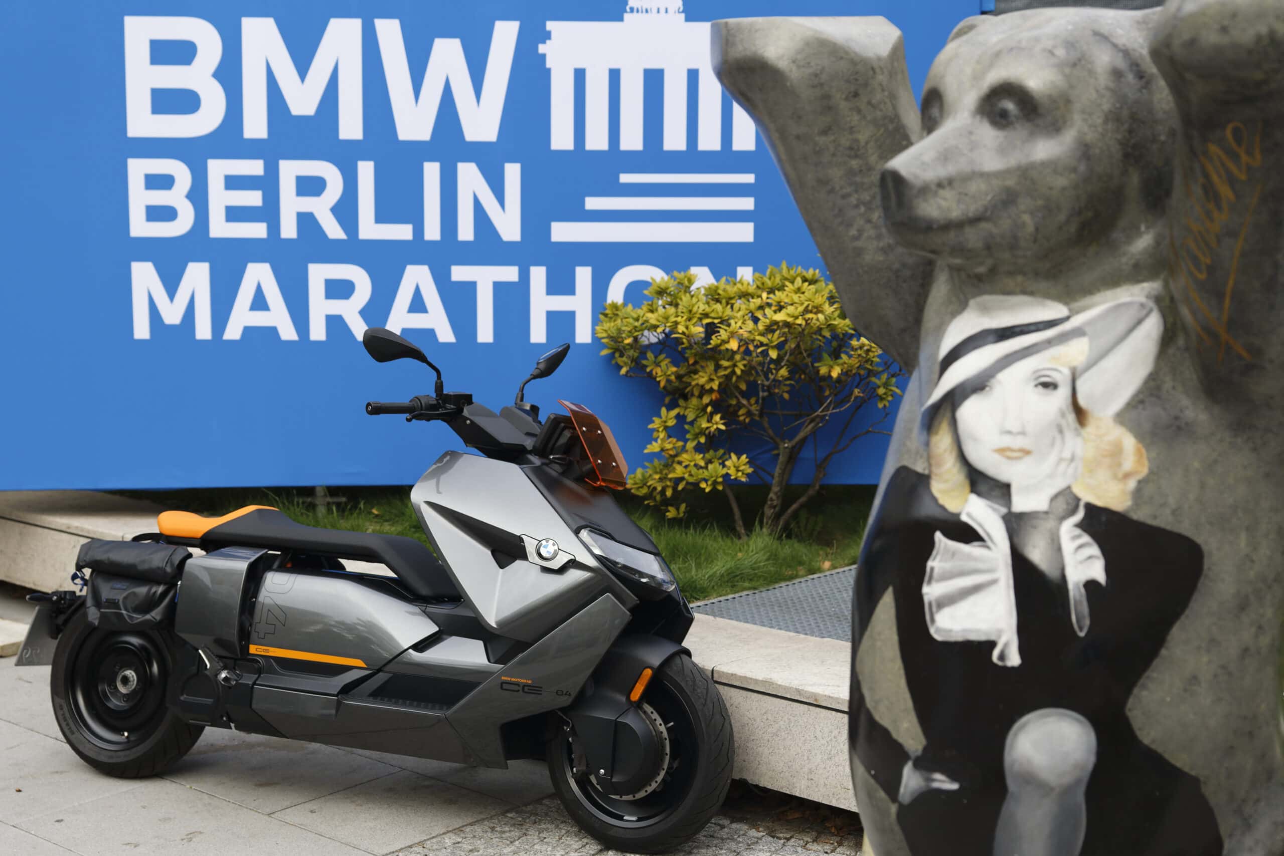 Scooterflotte fährt 4.153 Inlineskater:innen vorweg. SHE RIDES Out mit dem BMW CE 04 auf der Berlin-Marathon-Strecke. Motorrad-Community.