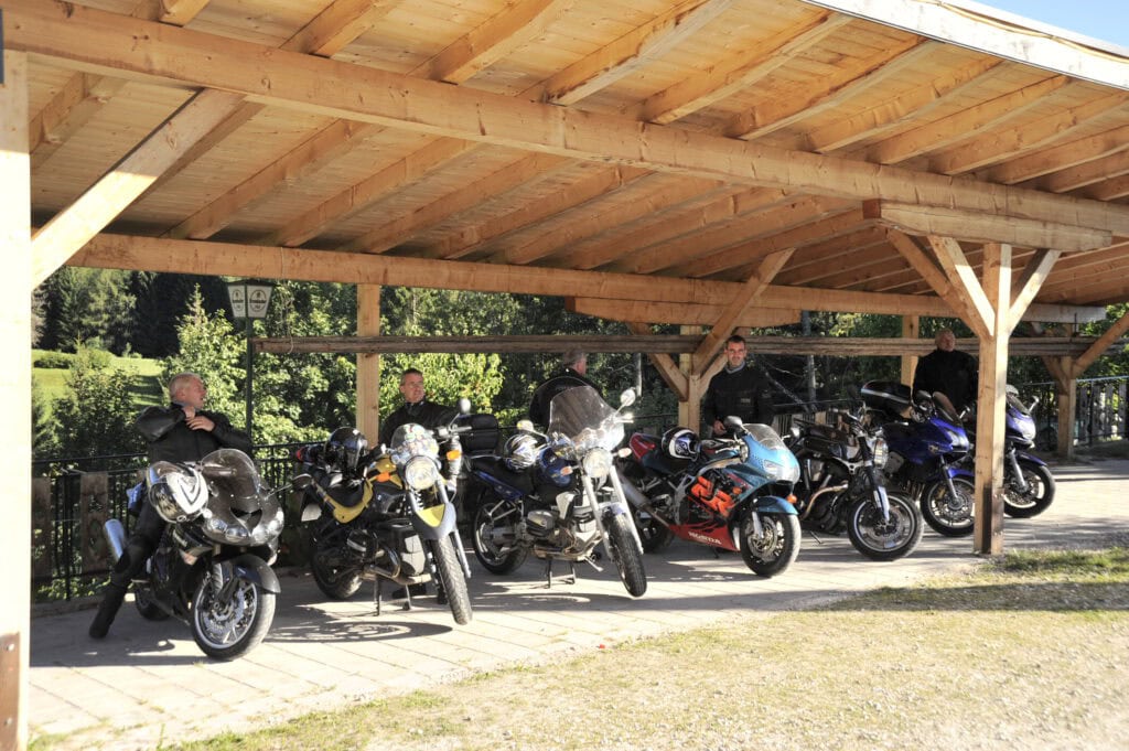 Motorradparkplatz_Hotel Langeshof Motorrad-Wochenende in den Dolomiten