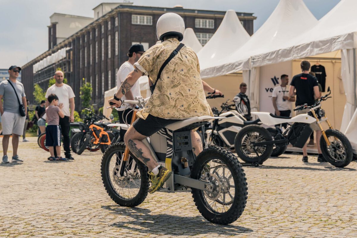 Rückblick: Das Festival der Elektromobilität im Craftwerk Berlin. Im Sommer 2022 fand die Premiere des Reload.Land mit rund 20 Ausstellern statt.