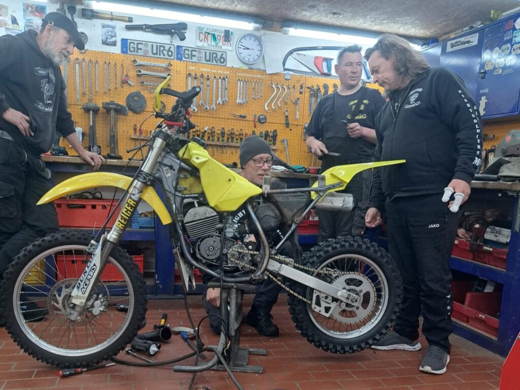 SHE RIDES Team beim Mofalangstreckenrennen am 5.09.2026 in Hahnenhorn. Frauenpower auf dem Rennmofa. Motorsport | Teamgeist