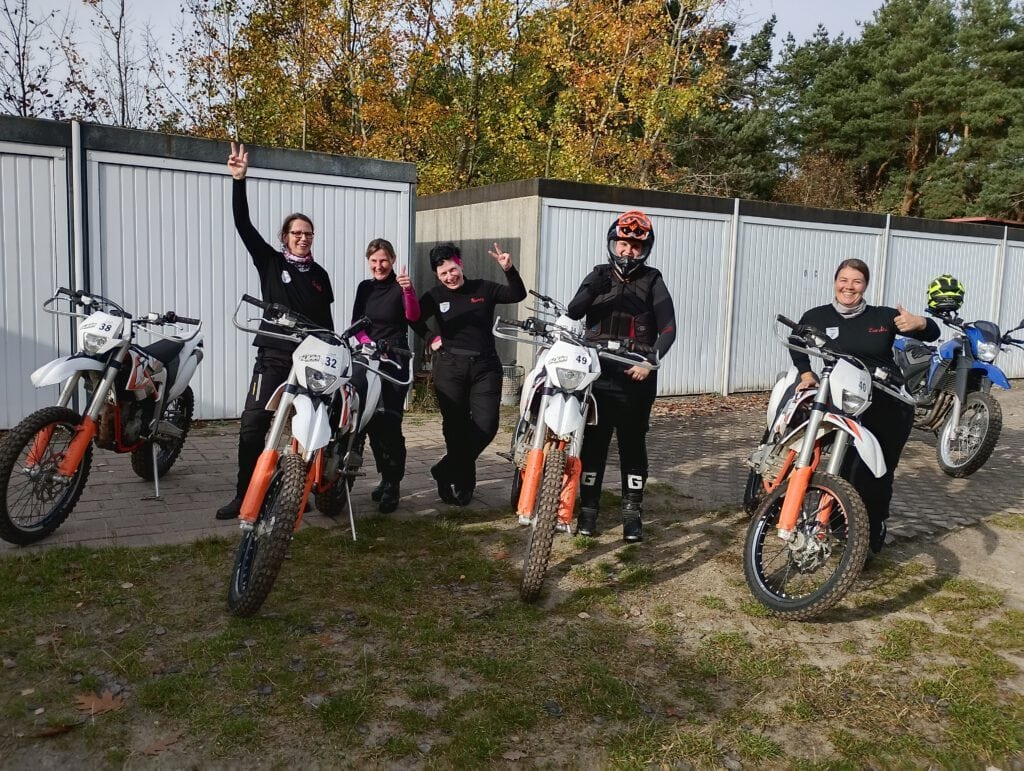SHE RIDES Team beim Mofalangstreckenrennen am 5.09.2026 in Hahnenhorn. Frauenpower auf dem Rennmofa. Motorsport | Teamgeist