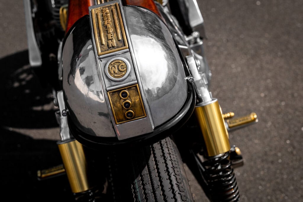 Royal Enfield GT 650 Schatten Custom Bike enthüllt 3 Royal Enfield Continental GT 650 „Schatten Custom Bike von Enrico de Haas Detailansicht Tank © Chris Graf Allgeier