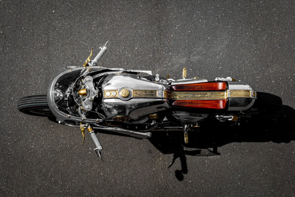Royal Enfield GT 650 Schatten Custom Bike enthüllt 4 Royal Enfield GT 650 „Schatten Custom Bike von Enrico de Haas Ansicht von oben © Chris Graf Allgeier