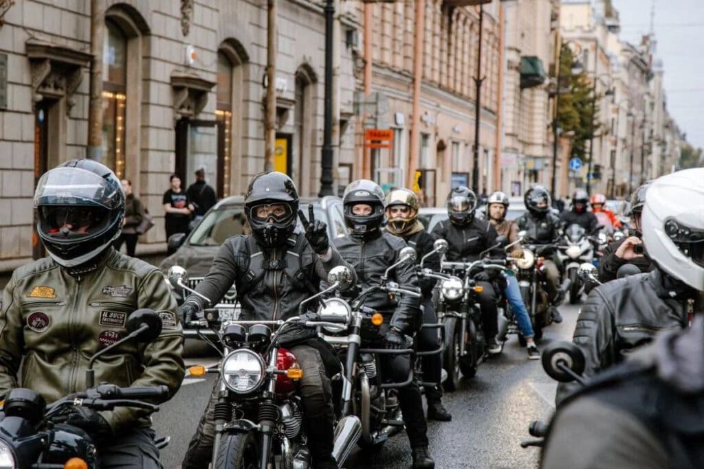 Royal Enfield One Ride 2025 - Community Bild Fahrer vor Stadtkulisse