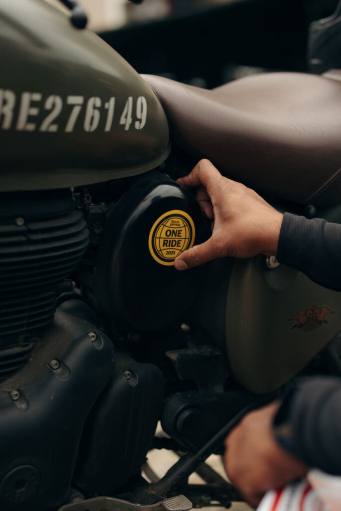 Royal Enfield One Ride 2025 - Detailaufnahme Label an RE