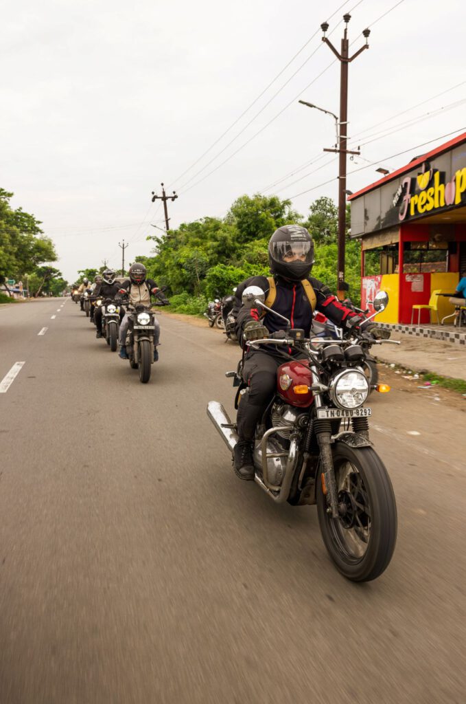 Royal Enfield One Ride 2025 -Fahrer auf Landstraße