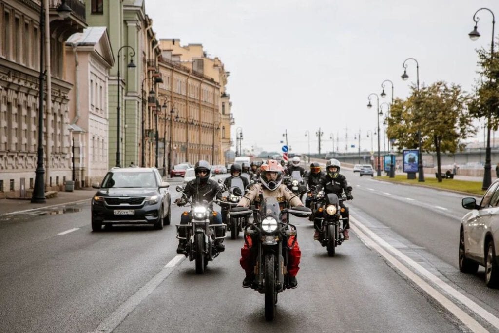 Royal Enfield One Ride 2025 - Fahrer in Stadt