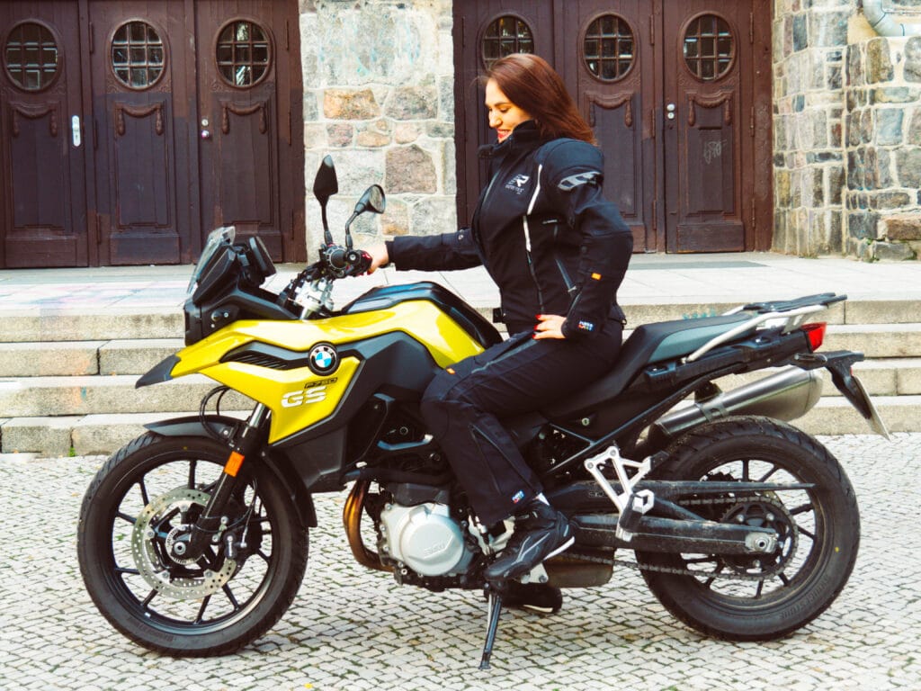 Passende Damen Motorradbekleidung spielt eine entscheidende Rolle für deine Sicherheit und deinen Komfort. Die wichtigsten Infos findest du hier