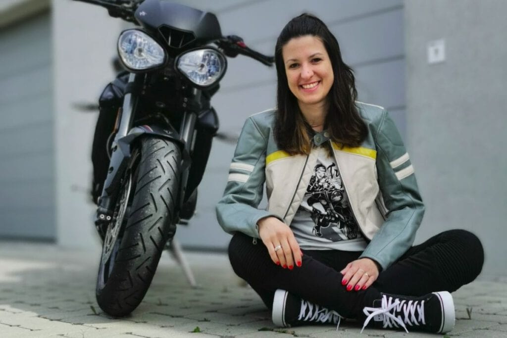 Alles über Lauras Leidenschaft zum Motorradfahren, wie es dazu kam und ihre Passion für Damen-Motorradbekleidung. Motoqueen Laura Scheliga.