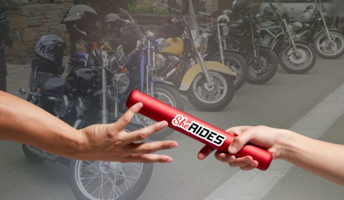 SHE RIDES Staffelfahrt. Für mehr Aufmerksamkeit für Frauen im Motorsport. Frauen die Motorradfahren.