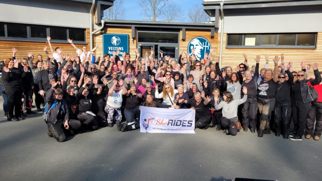 Im Sattel für Frauenrechte: Eine Weltreise der Ungleichheit – und wie wir sie ändern können 2 Frauen weltweit sind konfrontiert mit Vorurteilen & eingeschränkten Rechten. Weltfrauentag 2025 | Ungleichheit | Motorradfahren für Frauenrechte.