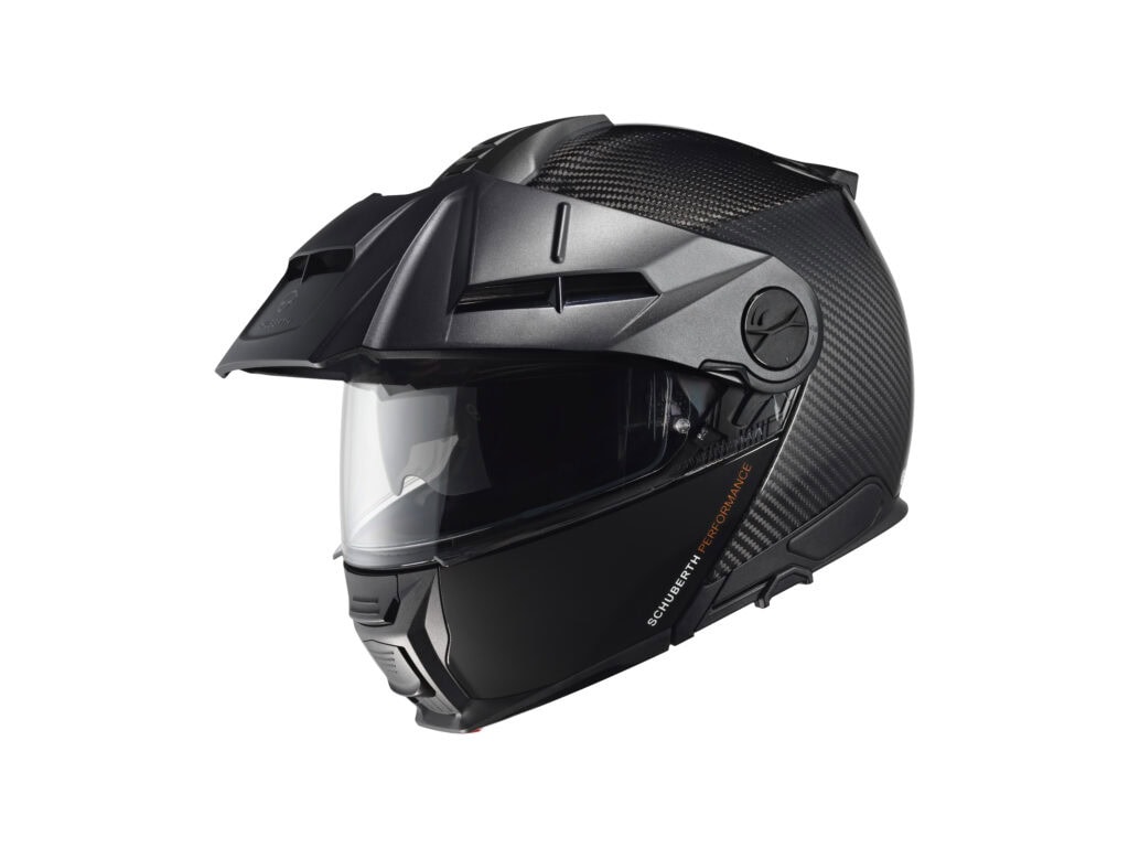 Der Schuberth E2 Carbon zeichnet sich durch eine handgefertigte Carbon-Schale aus. Hergestellt wie ein Formel 1-Helm. Jeder Helm ein Unikat.