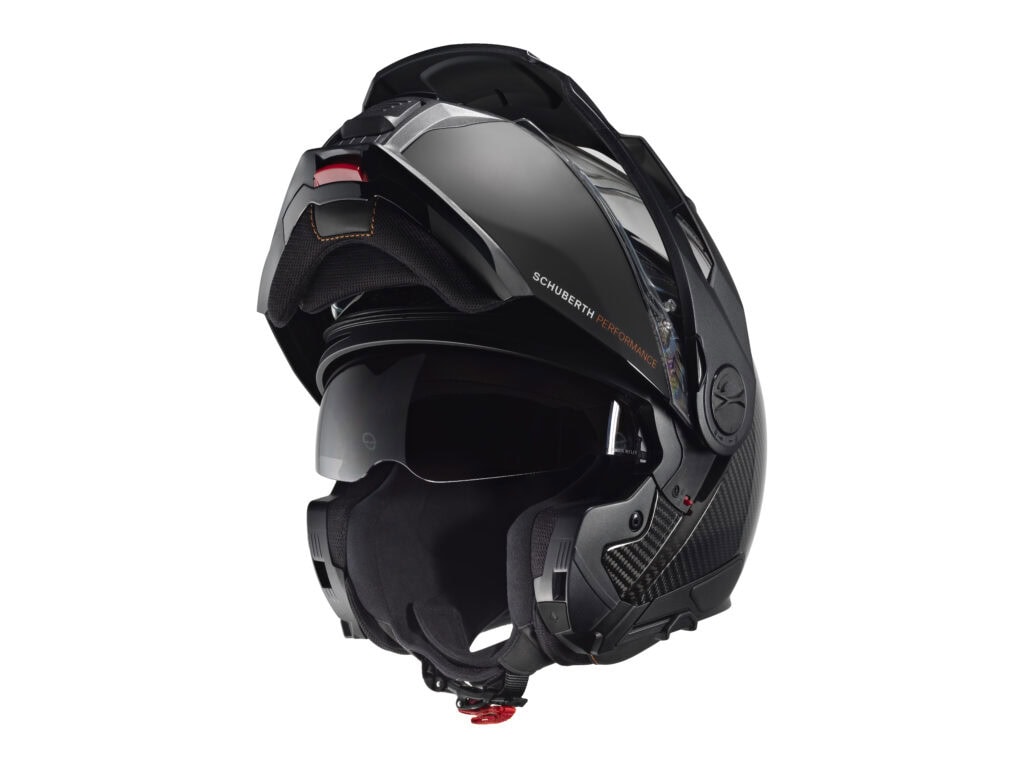 Der Schuberth E2 Carbon zeichnet sich durch eine handgefertigte Carbon-Schale aus. Hergestellt wie ein Formel 1-Helm. Jeder Helm ein Unikat.