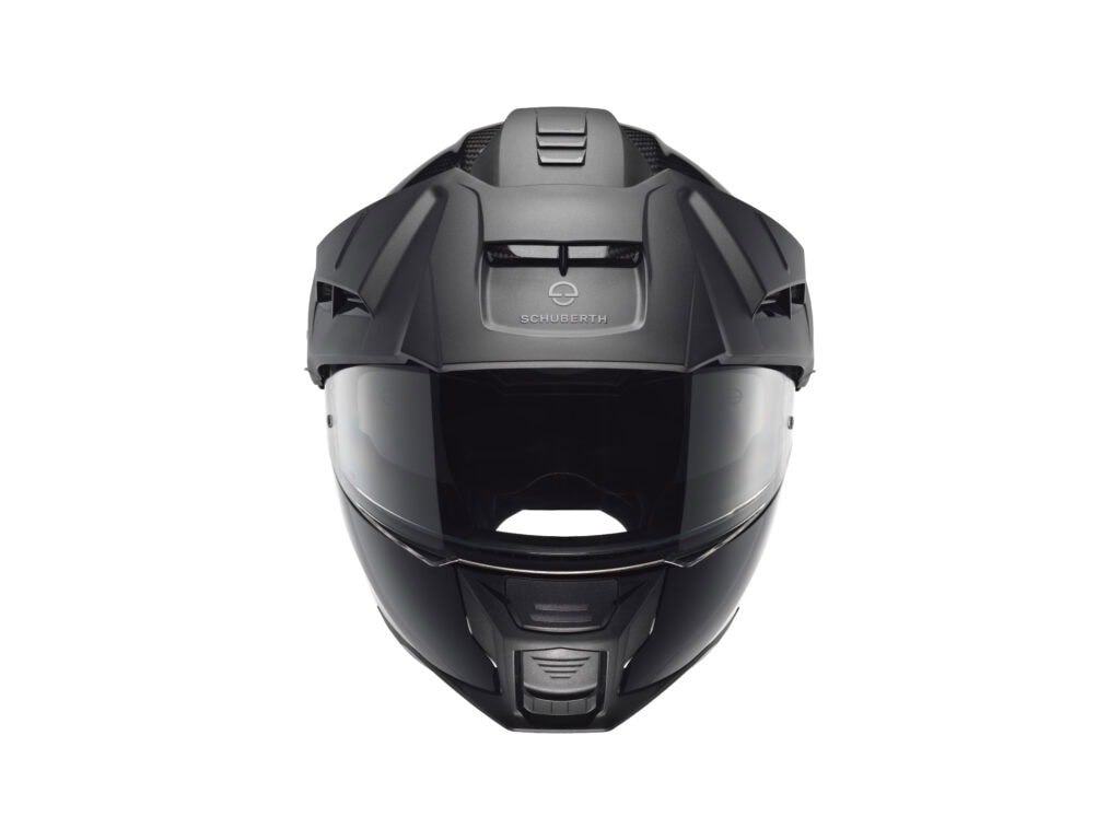 Der Schuberth E2 Carbon zeichnet sich durch eine handgefertigte Carbon-Schale aus. Hergestellt wie ein Formel 1-Helm. Jeder Helm ein Unikat.