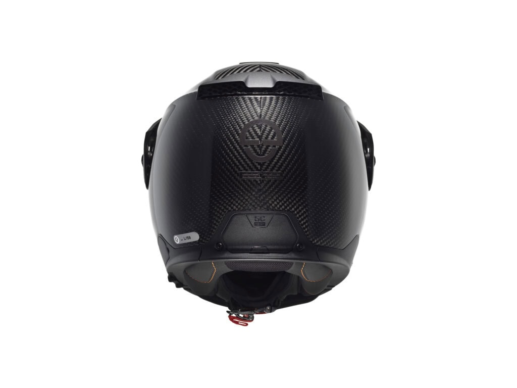 Der Schuberth E2 Carbon zeichnet sich durch eine handgefertigte Carbon-Schale aus. Hergestellt wie ein Formel 1-Helm. Jeder Helm ein Unikat.