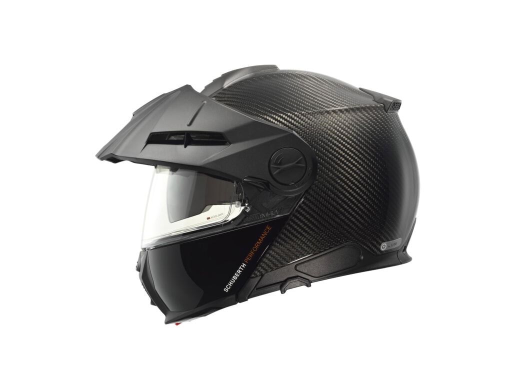 Der Schuberth E2 Carbon zeichnet sich durch eine handgefertigte Carbon-Schale aus. Hergestellt wie ein Formel 1-Helm. Jeder Helm ein Unikat.