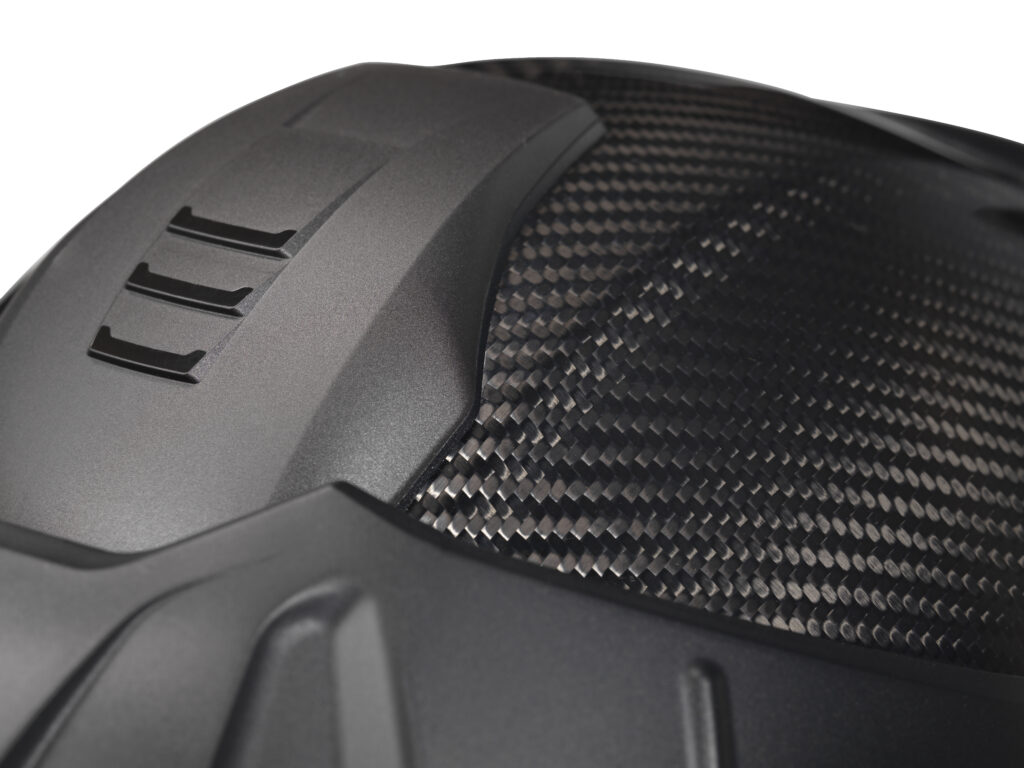 Der Schuberth E2 Carbon zeichnet sich durch eine handgefertigte Carbon-Schale aus. Hergestellt wie ein Formel 1-Helm. Jeder Helm ein Unikat.