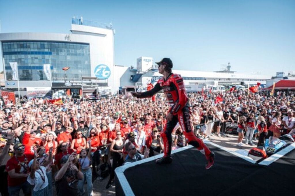 Ducati WorldSBK Sieg : Ducati holt den 21. Hersteller-Titel in der WorldSBK 2 Sieger bei der Siegerehrung