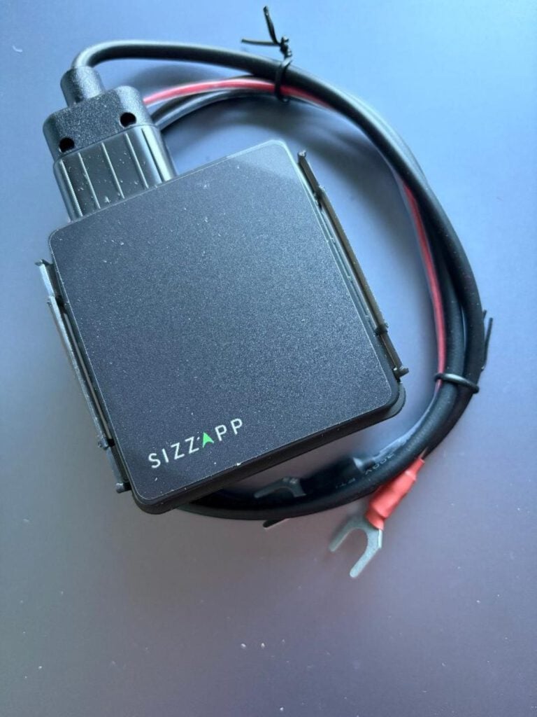 Einbau, App, Tracking, Stärken und Schwächen. Geeignet für Alltag, Reise und Offroad, ohne Abo - der Sizzapp GPS Tracker im ausführlichen Test.