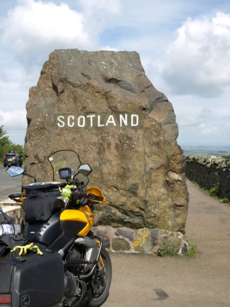Als Alleinreisende nach Schottland per Motorrad - I did it! 2 Schottland per Motorrad - Grenzstein Scotland mit Kawasaki Versys, ©Claudia Staloch