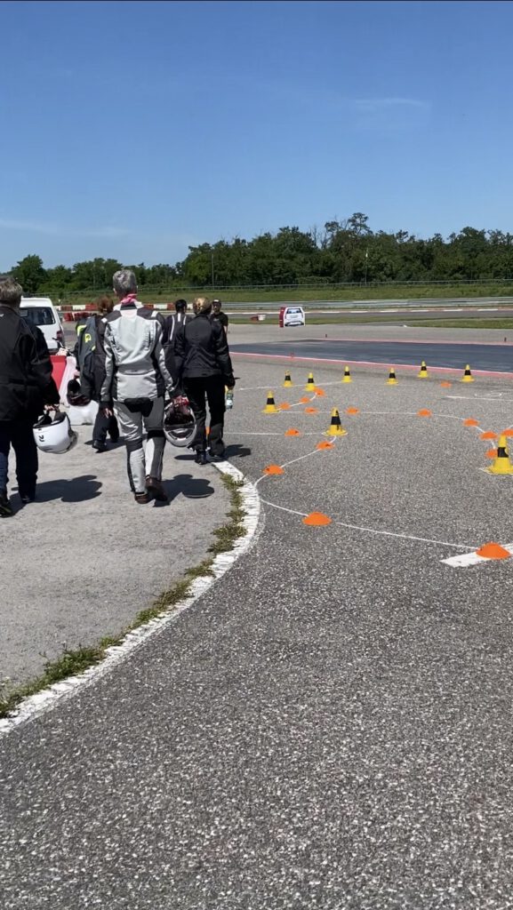 Über 100 Teilnehmerinnen pilgerten heuer zum Ladiescamp von Motorradmagazin. Für erfahrene Motorradfahrerinnen & Fahranfängerinnen. | Event