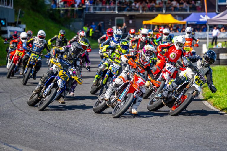SuperMoto IDM 2025 - Fahrer auf der Rennstrecke in Schaafheim