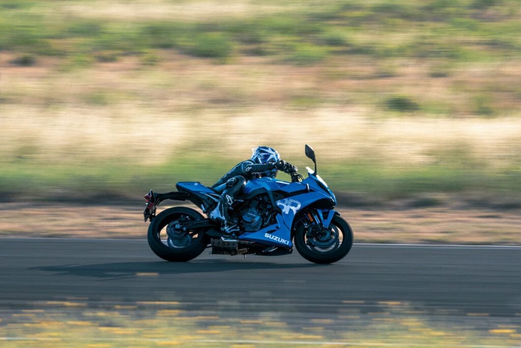 Suzuki GSX-8R 2026 Fahrer auf der Rennstrecke