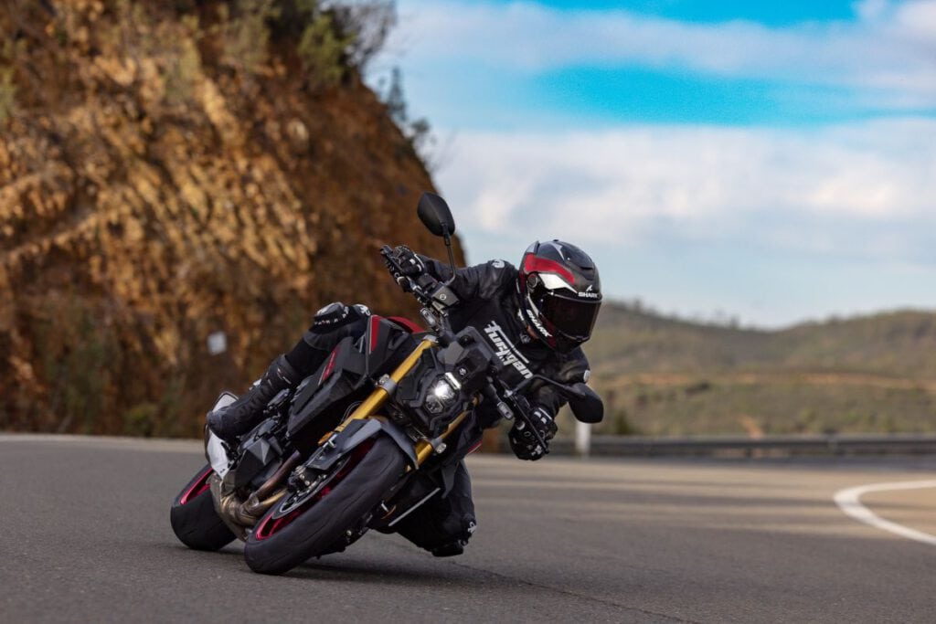 Suzuki GSX-S1000 2026 in der Kurve auf der Straße