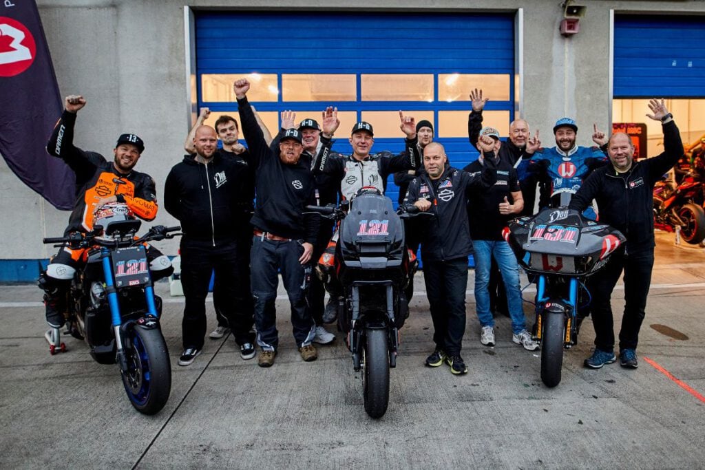 Team beim Jubel Langstreckenrennen Oschersleben 2025