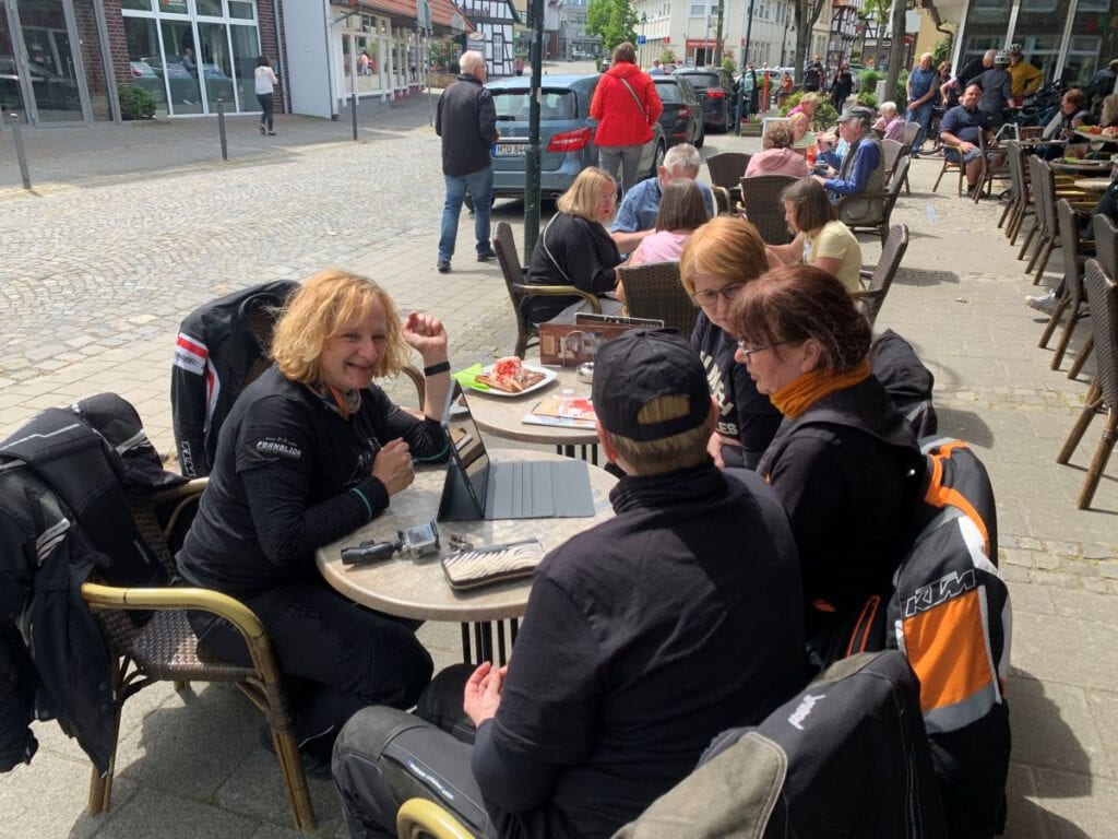 Ingrid – Zwischen Mentaltraining, Maschine und Mindset 7 Teambuilding im Cafe