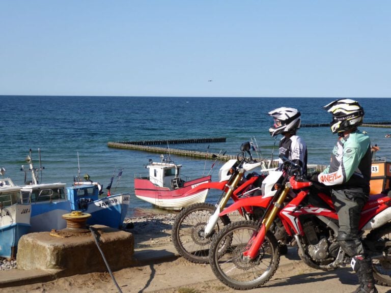 Titelbild 2 Motorräder am See in Polen Jochen Ehlers - ENDUROFUN TOURS