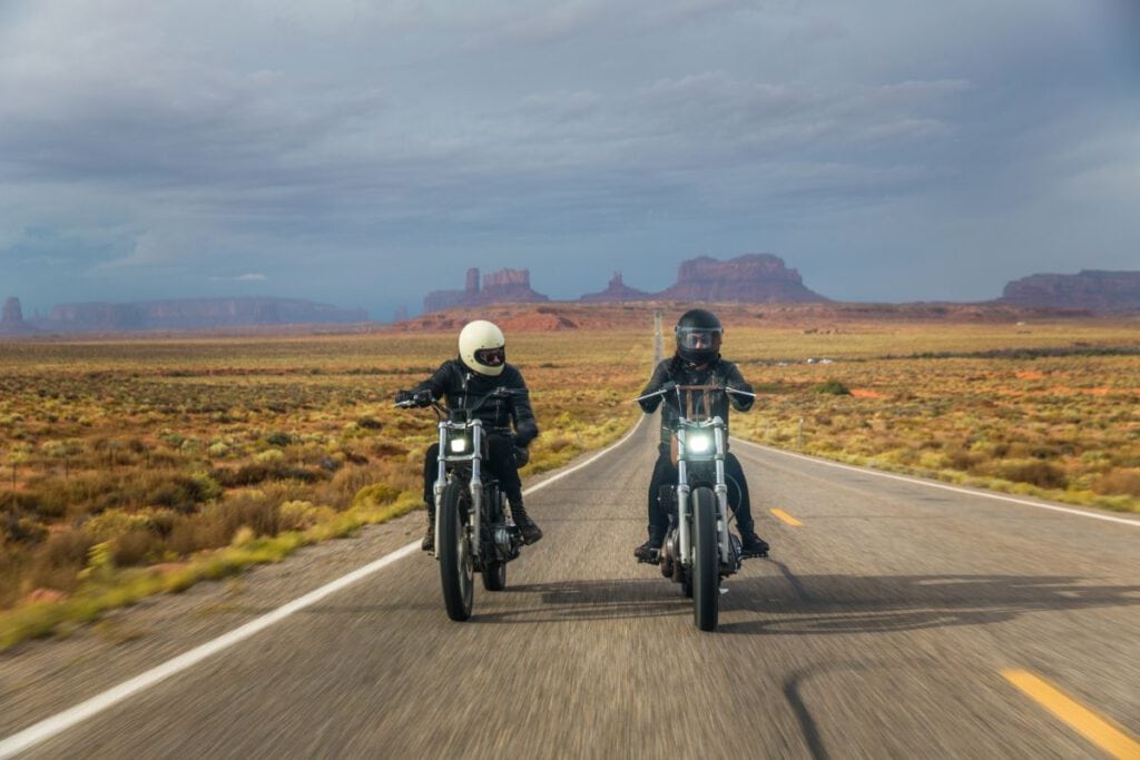 Utahs Scenic Byways – hier ist der Weg das Ziel 9 Trail of the Ancients Scenic Byway Motorräder vor Naturwundern © Michael Kunde