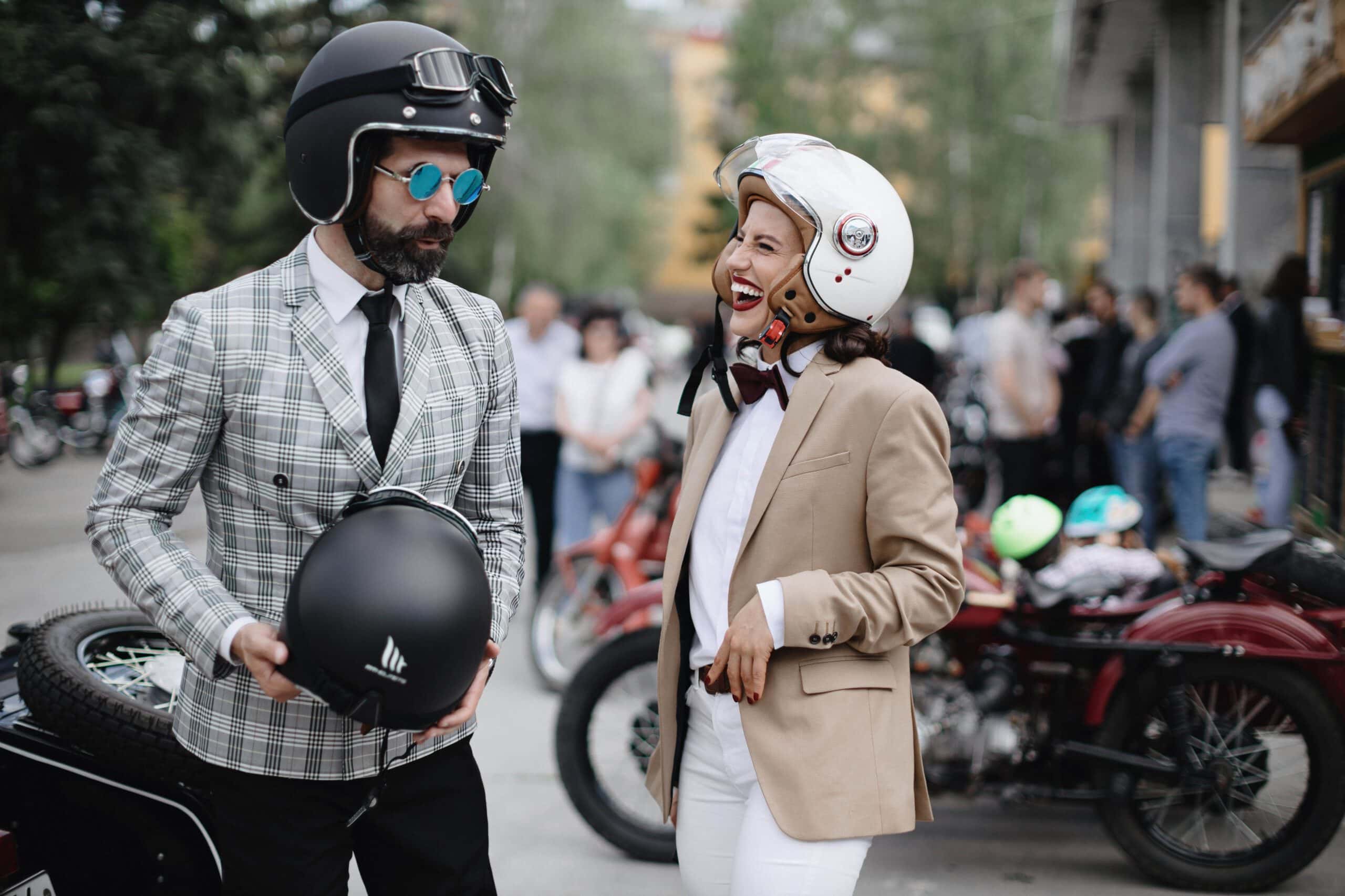 Der Distinguished Gentleman's Ride vereint Motorradfahrer aus aller Welt, die im klassischen und Vintage-Stil unterwegs sind, um Geldmittel und Aufmerksamkeit für die Prostatakrebsforschung und die psychische Gesundheit von Männern zu sammeln.