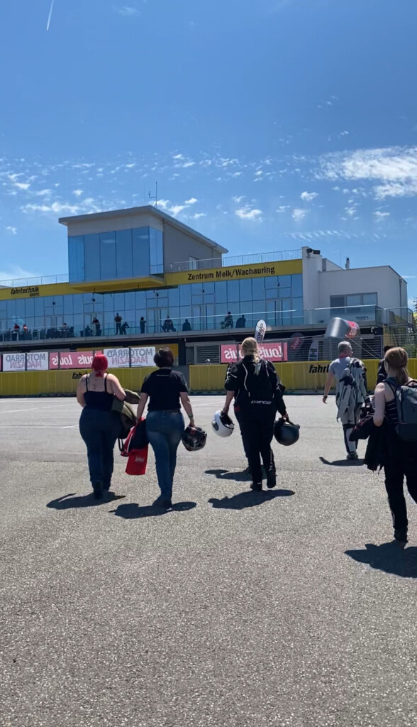 Östrogenflut beim Ladiescamp am ÖAMTC Wachauring Fahrtechnikzentrum in Melk 6 Über 100 Teilnehmerinnen pilgerten heuer zum Ladiescamp von Motorradmagazin. Für erfahrene Motorradfahrerinnen & Fahranfängerinnen. | Event