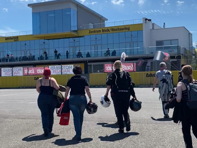 Östrogenflut beim Ladiescamp am ÖAMTC Wachauring Fahrtechnikzentrum in Melk