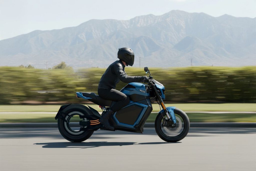 Verge TS Pro Blaues Modell beim Fahren