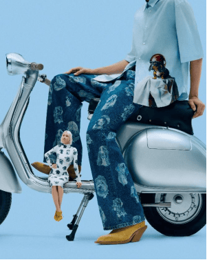 Vespa AL VENTO Pilot Dogs mit Vespa und Model in Jeans